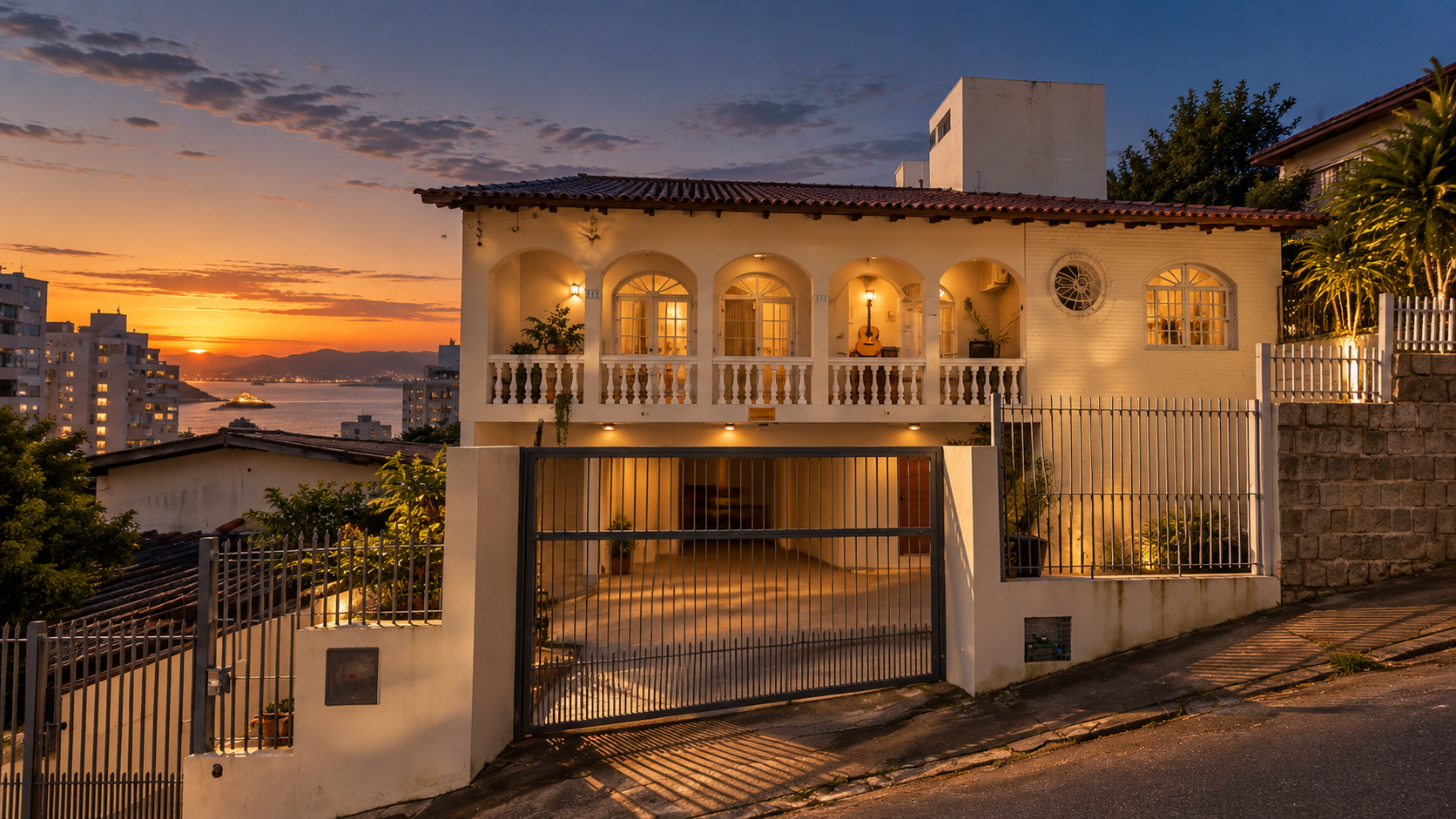 Fachada iluminada da Casa Krás ao pôr do sol em Florianópolis