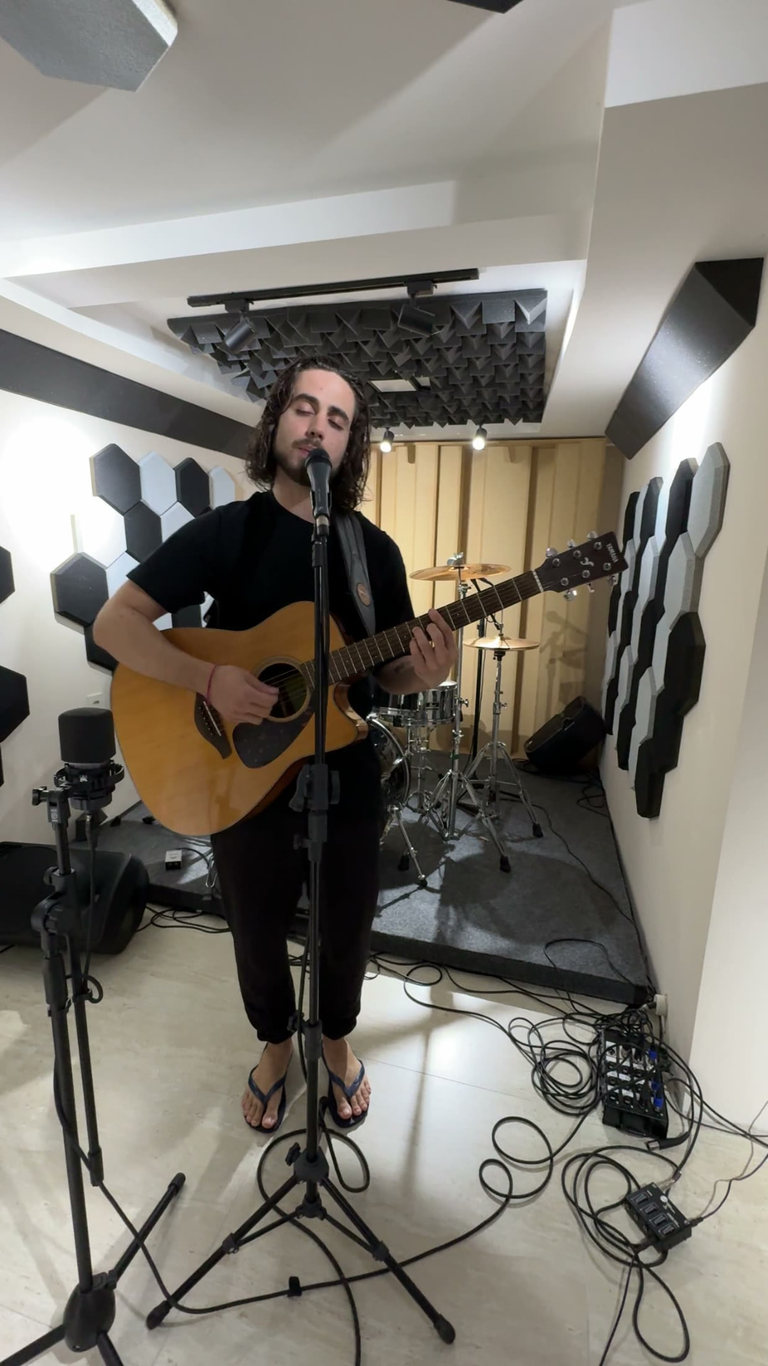 Músico cantando e tocando violão na Casa Krás
