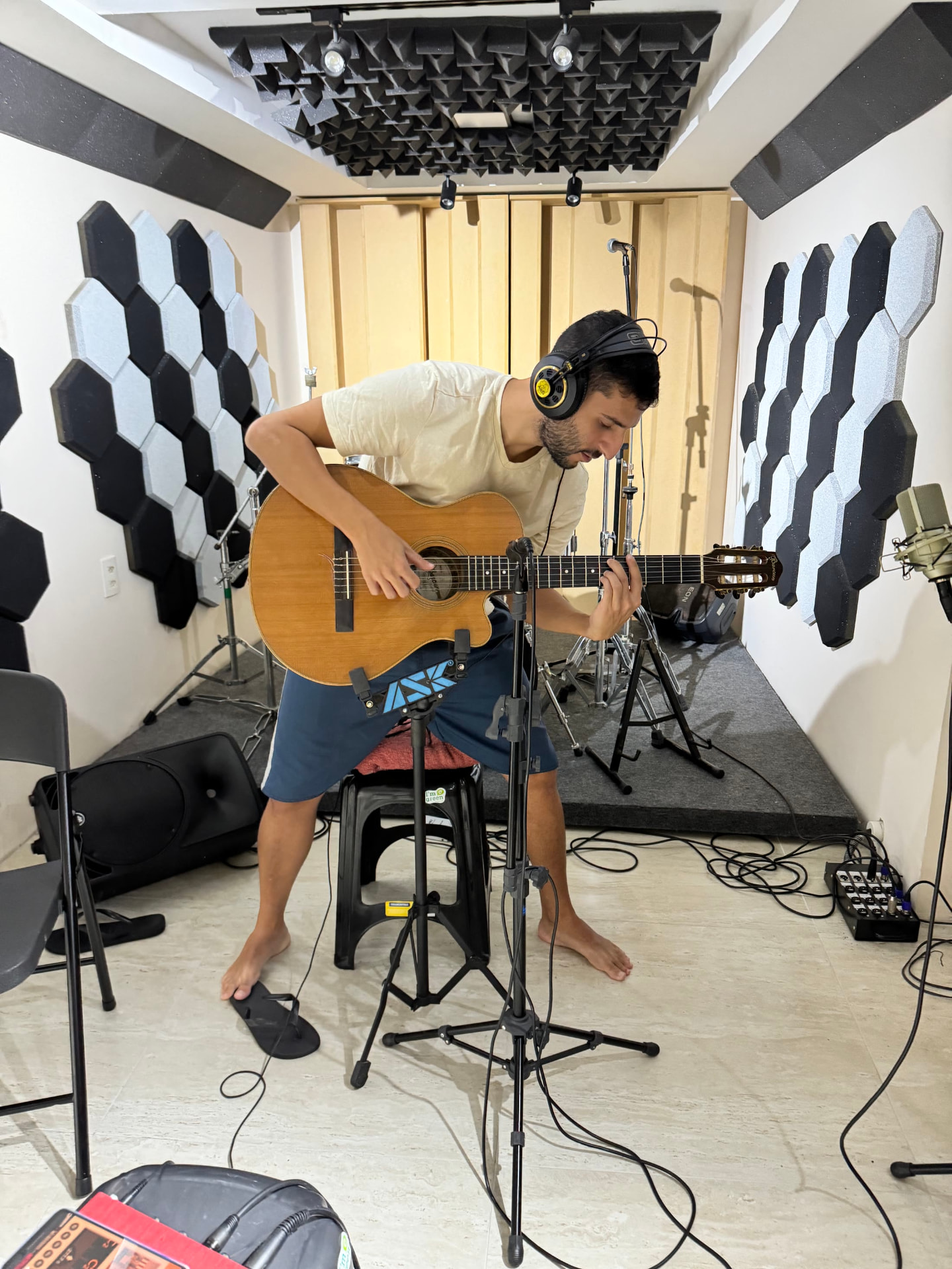 Músico tocando violão durante uma sessão na Casa Krás